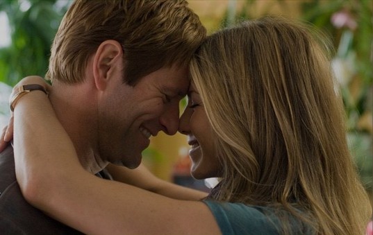 Aaron Eckhart e Jennifer Aniston in una scena del film Love Happens