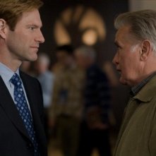 Aaron Eckhart e Martin Sheen in una scena del film Love Happens
