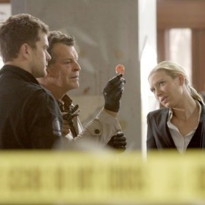 Anna Torv, John Noble, Joshua Jackson e Lance Reddick in una scena dell'episodio Fracture di Fringe