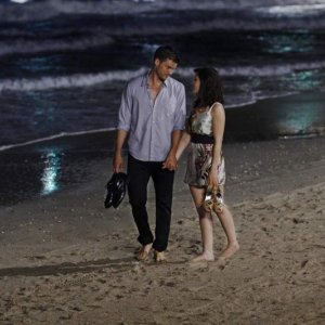 Austin Nichols e Sophia Bush a piedi nudi sulla spiaggia nell'episodio 4:30 AM (Apparently They Were Travelling Abroad) della stagione 7 di One Tree Hill