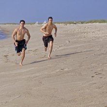 James Lafferty e Robert Buckley corrono in spiaggia nell'episodio What Are You Willing to Lose della 7 season di One Tree Hill