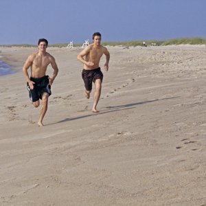 James Lafferty e Robert Buckley corrono in spiaggia nell'episodio What Are You Willing to Lose della 7 season di One Tree Hill