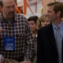John Carroll Lynch e Aaron Eckhart in una scena del film Love Happens