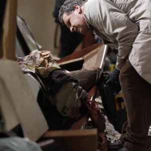 John Noble in una scena dell'episodio Fracture di Fringe