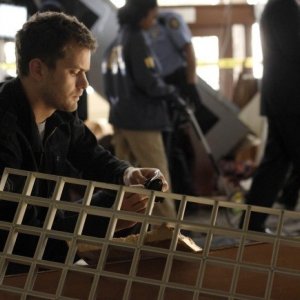 Joshua Jackson in una scena dell'episodio Fracture di Fringe