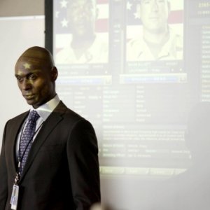 Lance Reddick in una scena dell'episodio Fracture di Fringe