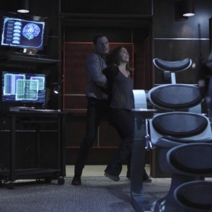 Tahmoh Penikett ed Eliza Dushku in una scena dell'episodio Instinct di Dollhouse