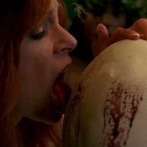 Carrie Preston in una scena dell'episodio 'Beyond Here Lies Nothin'' della serie tv True Blood