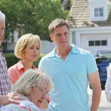 Desperate Housewives: Kathryn Joosten con Felicity Huffman con Doug Savant e Max Carver in Still Alive episodio della sesta stagione