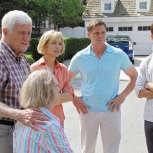 Desperate Housewives: Kathryn Joosten (di spalle) con Felicity Huffman con Doug Savant e Max Carver in Still Alive episodio della sesta stagione