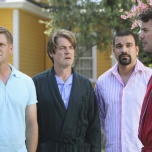 Desperate Housewives: Tuc Watkins, Ricardo Chavira, Doug Savant con Kyle MacLachlan in Still Alive, episodio della sesta stagione