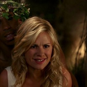 Mehcad Brooks e Anna Paquin in una scena dell'episodio 'Beyond Here Lies Nothin'' della serie tv True Blood