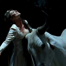 Michelle Forbes in una sequenza dell'episodio 'Beyond Here Lies Nothin'' della serie True Blood