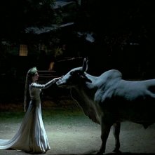 Michelle Forbes in una suggestiva immagine dell'episodio 'Beyond Here Lies Nothin'' della serie True Blood