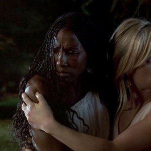 Rutina Wesley e Anna Paquin in una scena dell'episodio 'Beyond Here Lies Nothin'' della serie tv True Blood