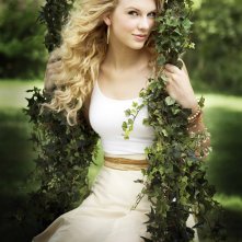 Taylor Swift su un'altalena d'edera