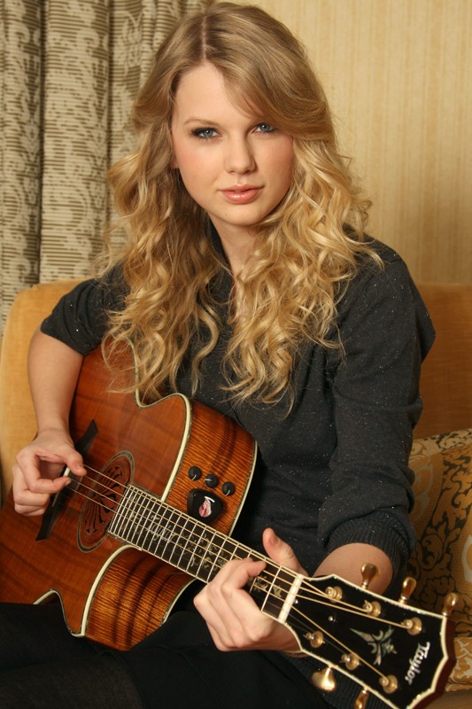 Taylor Swift Suona La Sua Amata Chitarra 131005