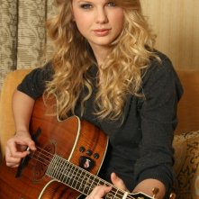 Taylor Swift suona la sua amata chitarra