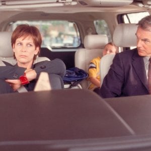 Jamie Lee Curtis (Tess) e Mark Harmon (Ryan) in una scena del film Quel pazzo venerdì
