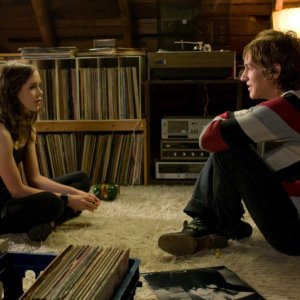 Ellen Page e Landon Pigg in una scena del film Whip It