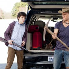 Jesse Eisenberg e Woody Harrelson in una scena del film Zombieland