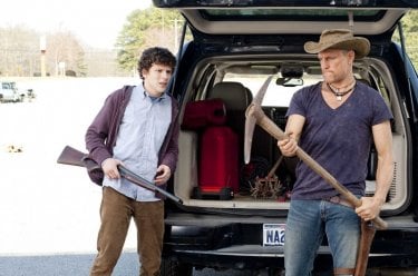 Jesse Eisenberg e Woody Harrelson in una scena del film Zombieland