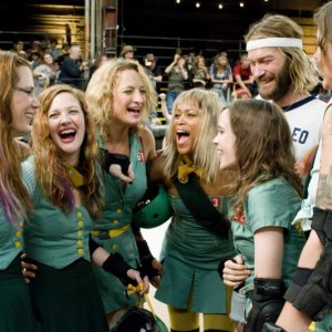 Kristen Wiig, Drew Barrymore, Zoe Bell, Eve, Ellen Page, Andrew Wilson e Krissy Krash in una scena del film Whip It