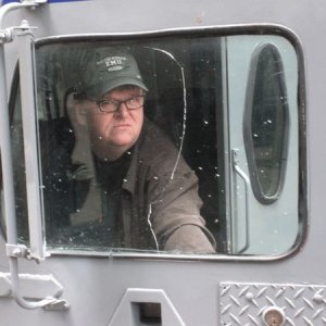 Michael Moore in una scena del film Capitalism: A Love Story