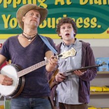 Woody Harrelson e Jesse Eisenberg in una scena del film Zombieland