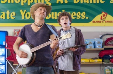 Woody Harrelson e Jesse Eisenberg in una scena del film Zombieland