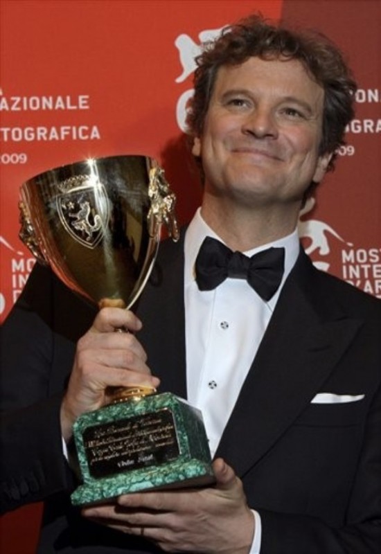 Colin Firth Con La Coppa Volpi Per La Miglior Interpretazione In A Single Man Alla 66 Mostra Di Venezia 131347