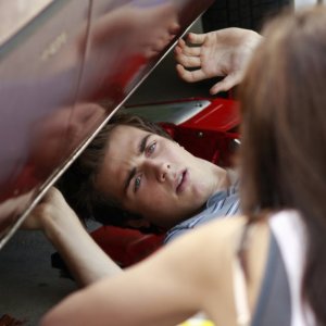 Desperate Housewives: Beau Mirchoff e Teri Hatcher (di spalle) in Never Judge a Lady by Her Lover, episodio 3 della sesta stagione