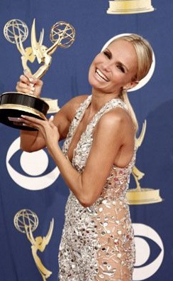 Emmy Awards 2009 Una Raggiante Kristin Chenoweth Con Il Premio Ricevuto Per Pushing Daisies 131253