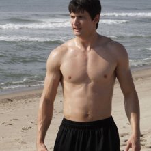 James Lafferty a petto nudo in spiaggia nell'episodio What Are You Willing to Lose di One Tree Hill