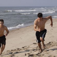 James Lafferty e Robert Buckley in spiaggia nell'episodio What Are You Willing to Lose di One Tree Hill