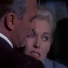 James Stewart accanto a Kim Novak in una scena del film La donna che visse due volte (1958 )