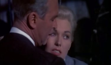 James Stewart accanto a Kim Novak in una scena del film La donna che visse due volte (1958 )
