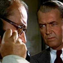 James Stewart e Bernard Miles in una scena del film L'uomo che sapeva troppo ( 1956 )