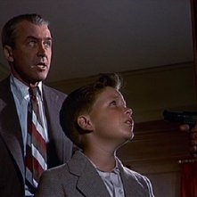 James Stewart e Christopher Olsen in una scena del film L'uomo che sapeva troppo (1956)