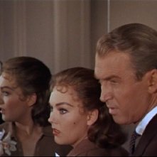 James Stewart e Kim Novak in una bella sequenza del film La donna che visse due volte ( 1958 )