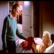James Stewart e Kim Novak in una scena del film La donna che visse due volte di Hitchcock