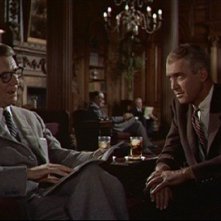 James Stewart e Tom Helmore in una scena del film La donna che visse due volte ( 1958 )