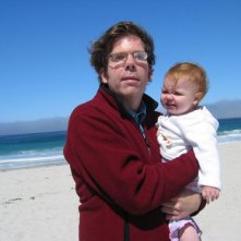 Jason e la piccola Ellie in un'immagine del documentario Il silenzio prima della musica