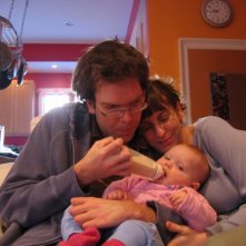 Jason, Monica e la piccola Ellie in un'immagine del documentario Il silenzio prima della musica