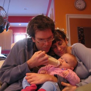 Jason, Monica e la piccola Ellie in un'immagine del documentario Il silenzio prima della musica