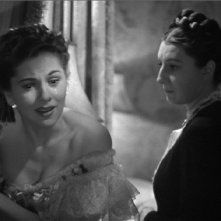 Joan Fontaine con Judith Anderson in una celebre sequenza di Rebecca, la prima moglie