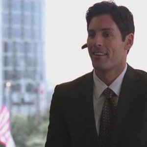 Jordan Belfi in una scena dell'episodio Security Briefs della sesta stagione di Entourage