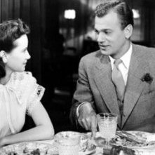 Joseph Cotten a tavola con Teresa Wright in una scena del film L'ombra del dubbio ( 1943 )