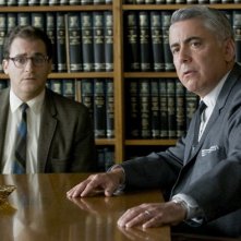 Michael Stuhlbarg e Adam Arkin in una scena del film A Serious Man