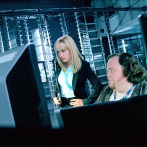 Radha Mitchell e Devin Ratray in una scena del film Il mondo dei replicanti